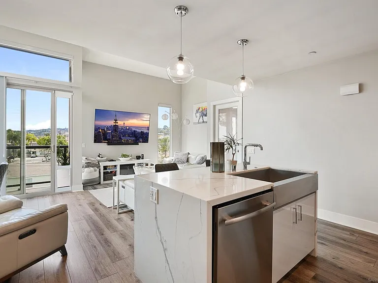 3030 Jarvis St #7 — Photo 4