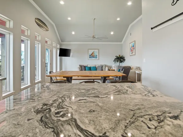 1819 Redfish Ln, Crystal Beach, TX 77650