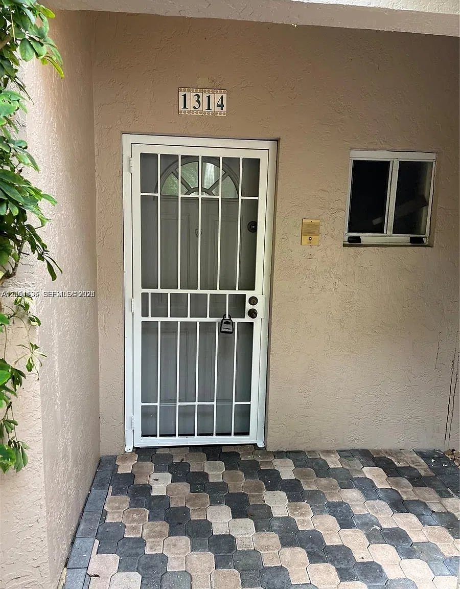 Shores Waterside Villas C — Photo 2