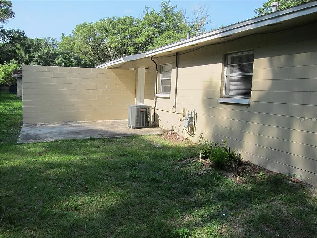 2 bed, 1.0 bath, 858 sqft, $1,055 — Photo 3