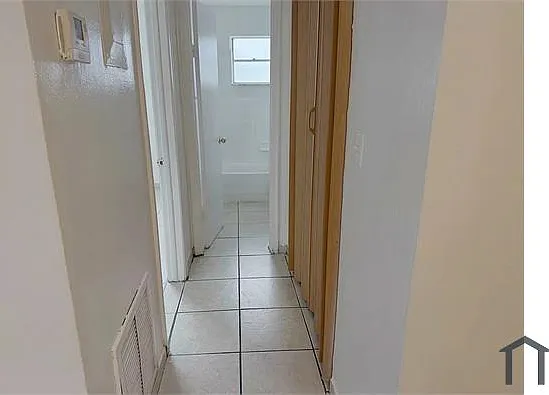 525 N 62nd Ave — Photo 6