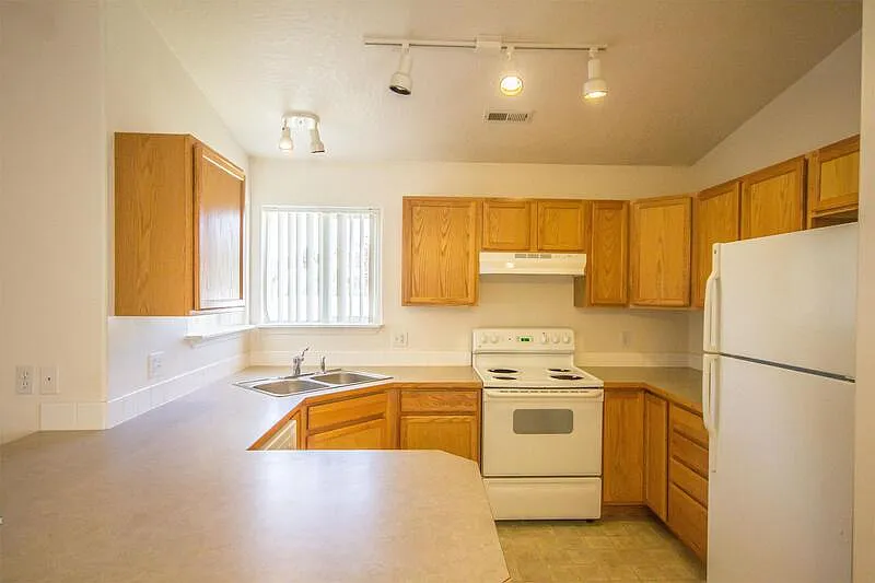 3 bed, 2.0 bath, 1765 sqft, $2,500 — Photo 4