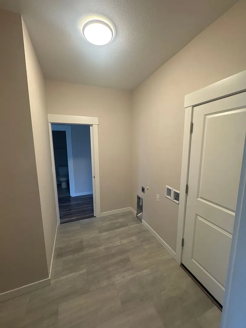 single story with garage — Photo 4