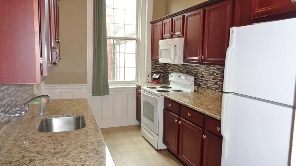 2 bed, 1.0 bath, 900 sqft, $2,600 — Photo 2