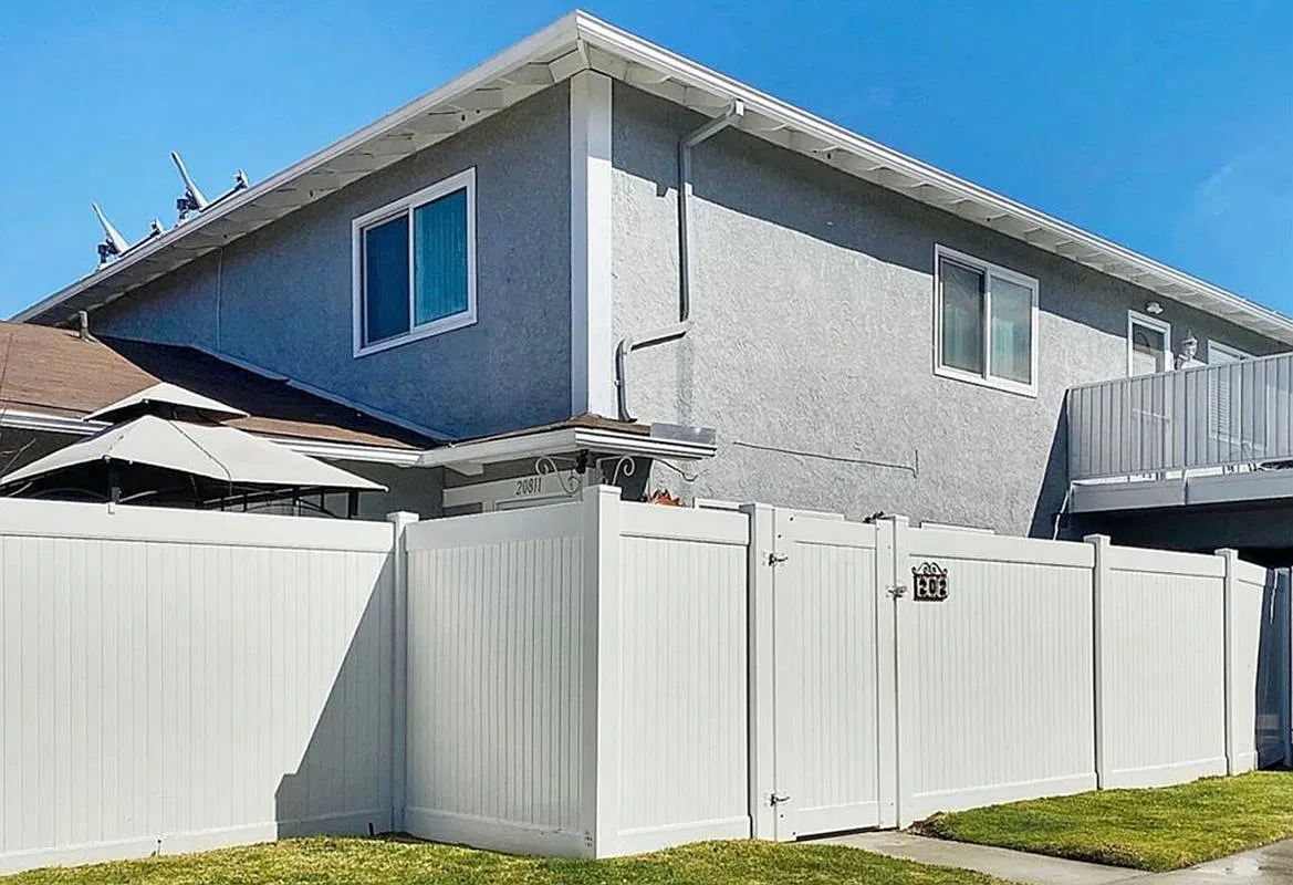 2 bed, 1.0 bath, 834 sqft, $2,600 — Photo 1