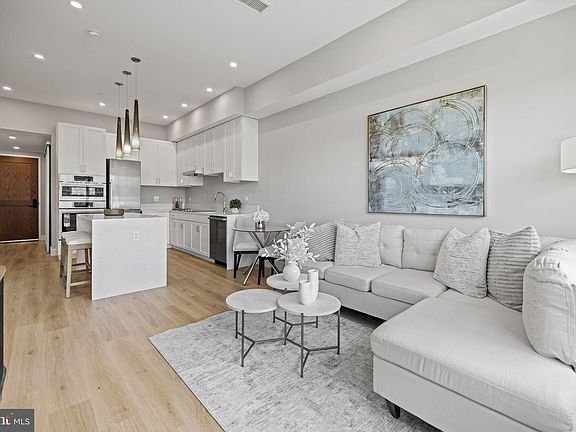 4th image of 801 N Fairfax St #313