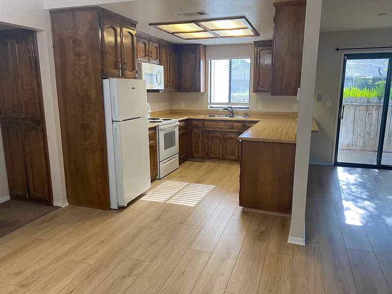 676 Yosemite Ave — Photo 6