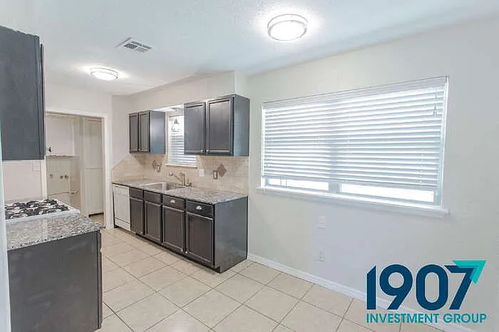 709 NW 16th St — Photo 11