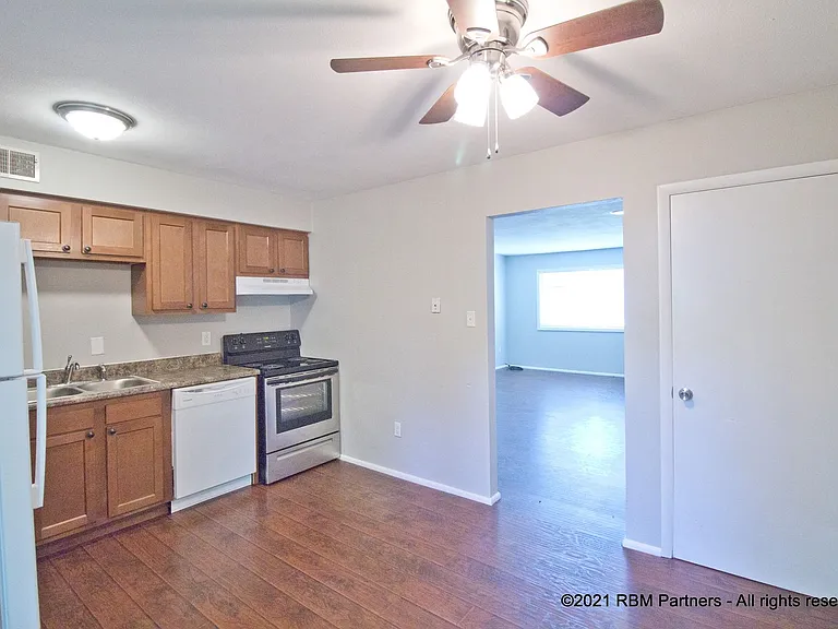 1500-1514 Schiller Ave — Photo 3