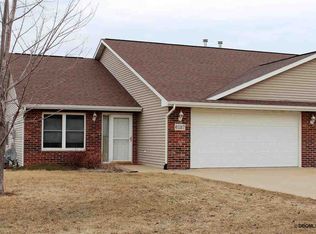 6127 Seven Springs Dr, Dubuque, IA 52002