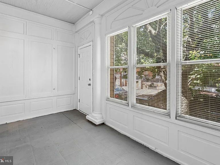 950 E Russell St — Photo 4