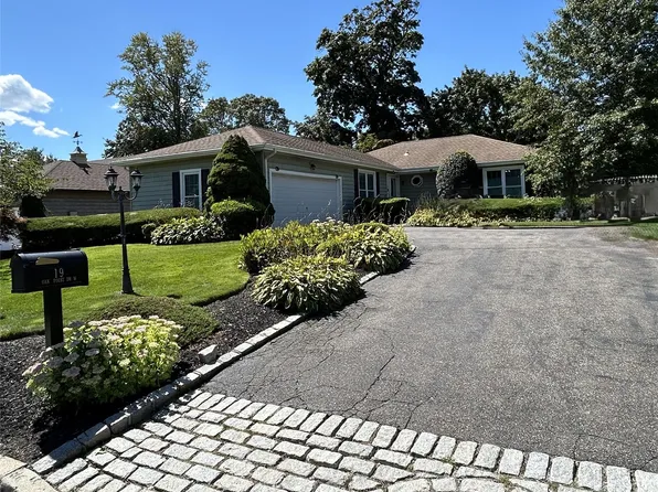 19 Oak Point Drive W, Bayville, NY 11709