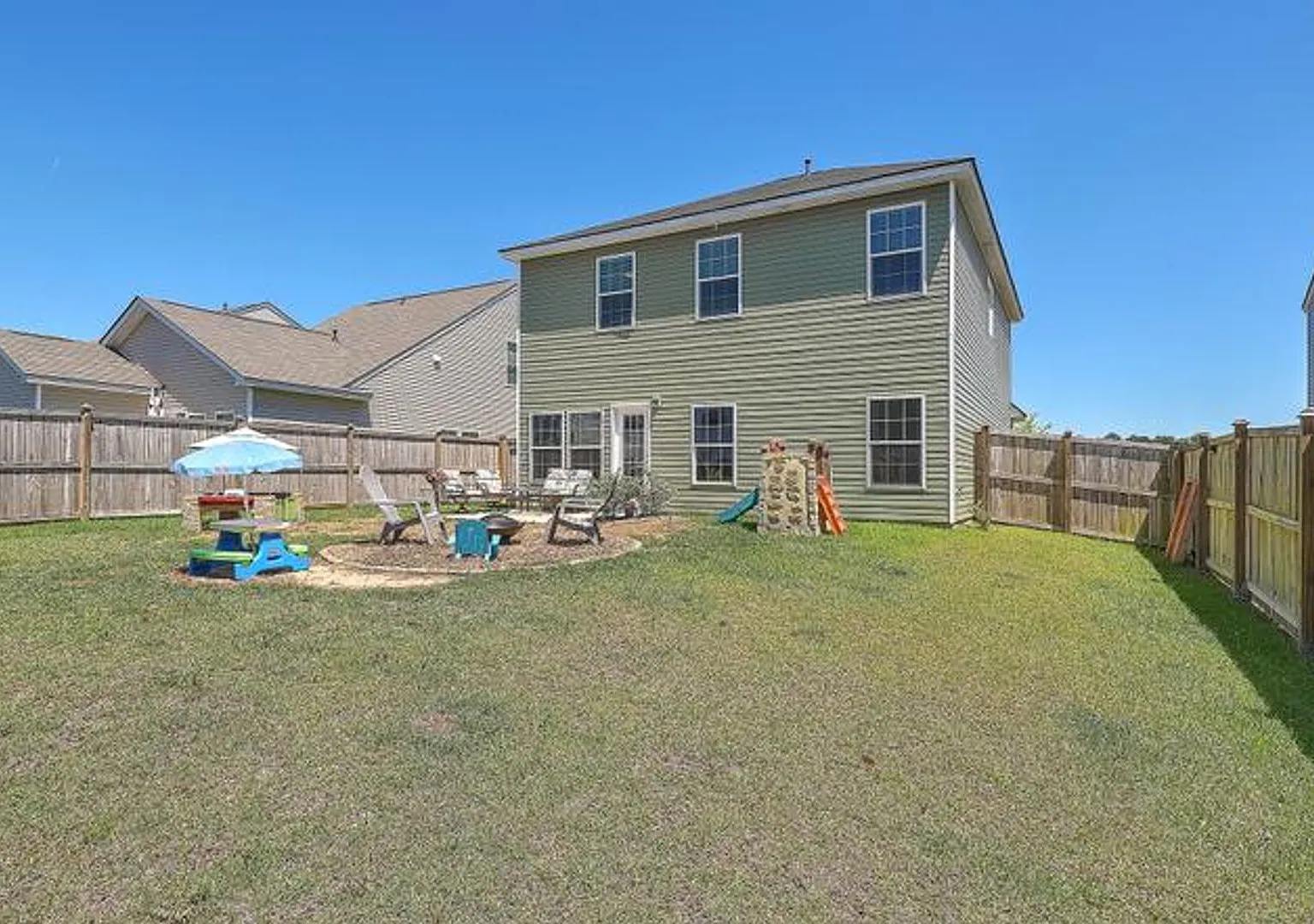 4 bed, 3.0 bath, 2067 sqft, $2,400 — Photo 4