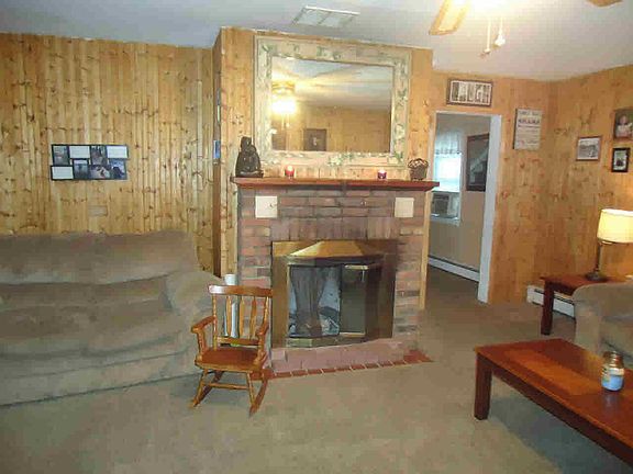 3rd image of 913 Violet Ave