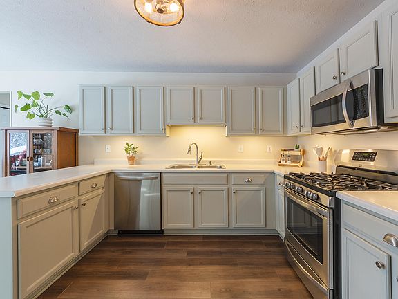 4th image of 2963 Valley Glenn Cir