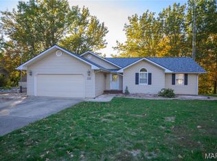 210 Lands End Rd, Hillsboro, IL 62049