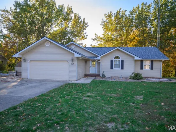 210 Lands End Rd, Hillsboro, IL 62049