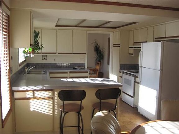 Open kitchen & nook