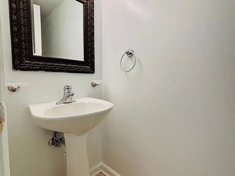 103 Huntington Ln — Photo 10