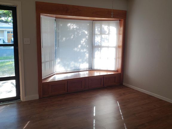3rd image of 102 W Pheasant Dr