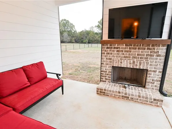 351 Savannah Dr, Mansfield, GA 30055