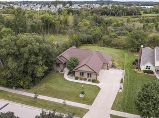 1326 Two Rivers Ct, Mukwonago, WI 53149