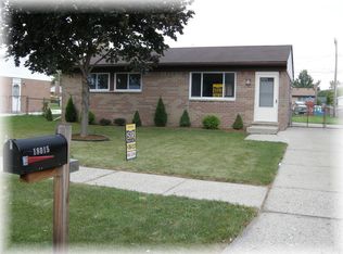 18015 Edgefield Dr, Clinton Township, MI 48035