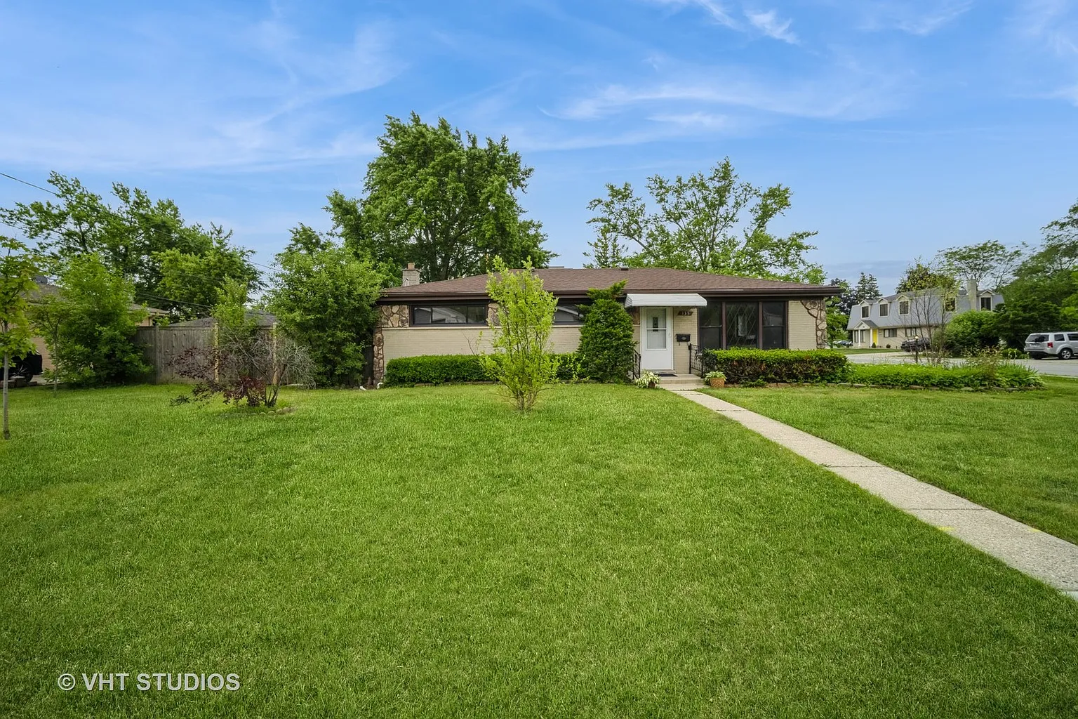 135 Flora Ave photo 1