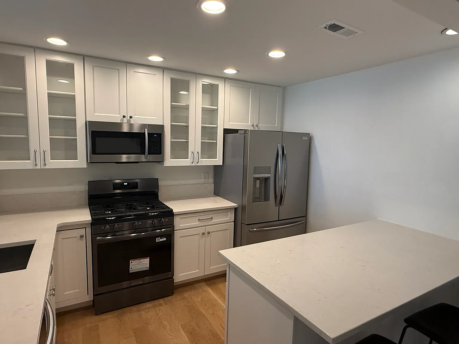 2 bed, 2.5 bath, 1400 sqft, $2,500 — Photo 3