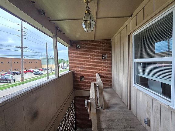 2nd image of 2200 Iowa St
