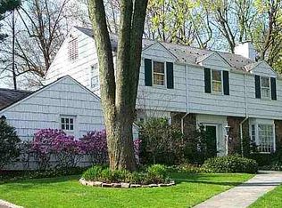 20 Meadow Woods Rd, Great Neck, NY 11020