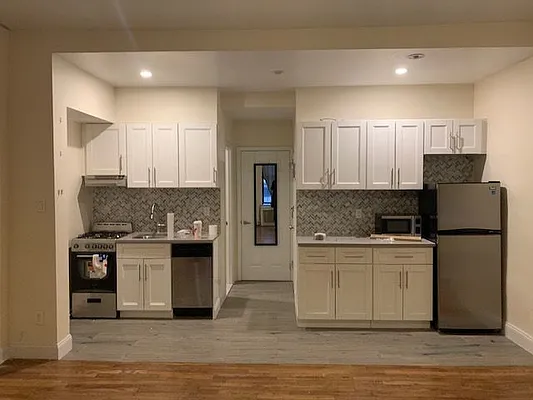 Rented by Salon Realty Corp | media 8