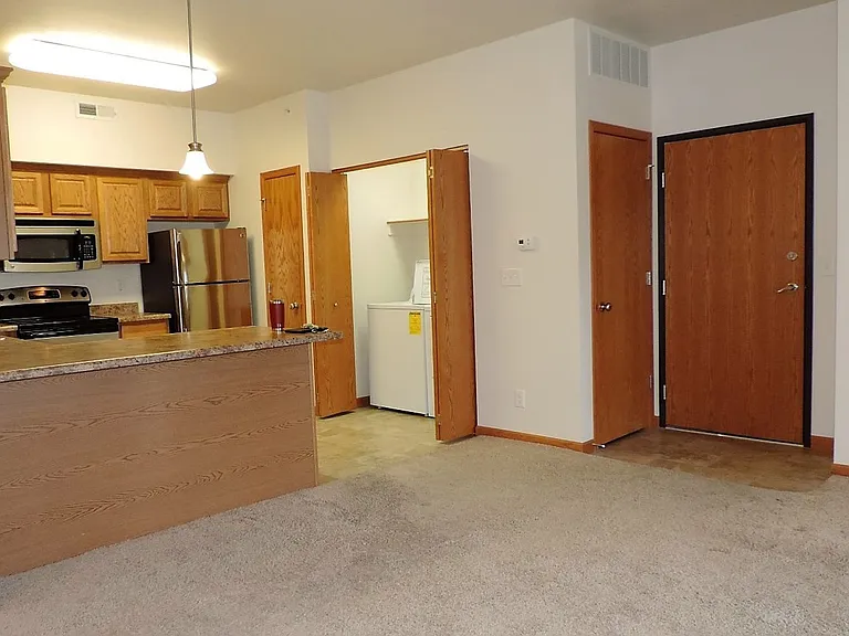 545 Pond View Drive — Photo 5