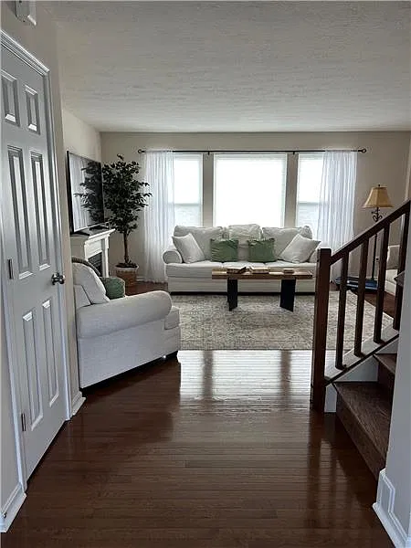 4 bed, 2.5 bath, 2250 sqft, $2,800 — Photo 2