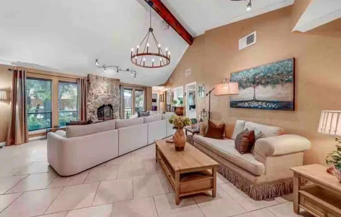 3 bed, 2.0 bath, 1744 sqft, $5,900 — Photo 2