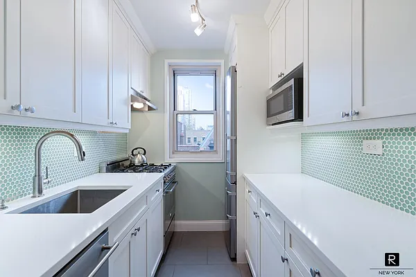 Sold by R New York | media 2