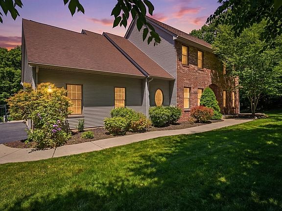 3rd image of 2 Highview Cir