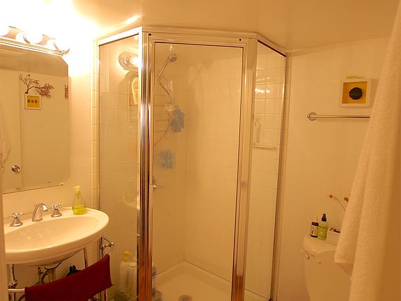 2nd image of 548-552 Ashbury St