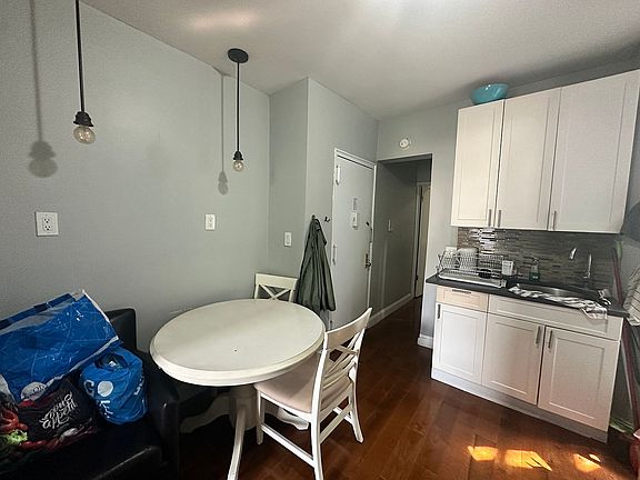 3rd image of 324 E 109th St APT 4