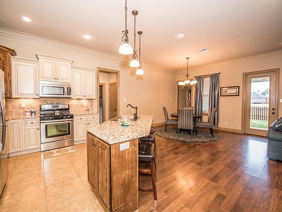 5th image of 128 Clover Leaf Dr