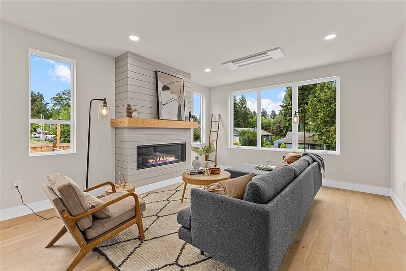 2nd image of 11709 Roosevelt Way NE