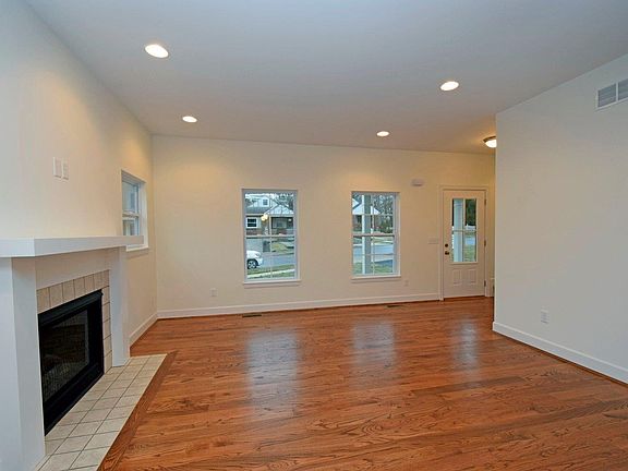 5th image of 3841 Belmont Ave