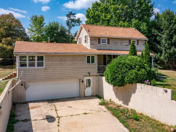 9214 N Adeline Rd, Leaf River, IL 61047