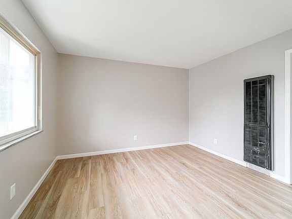 5th image of 1075 Oak St Unit F