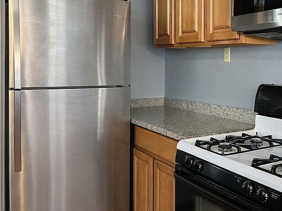 5th image of 1127 Hoffman Ave