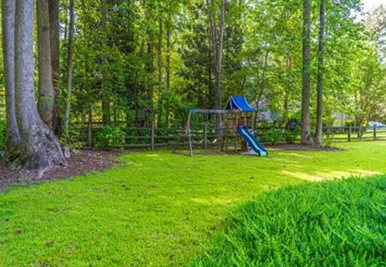 145 Sandhurst Pl — Photo 31