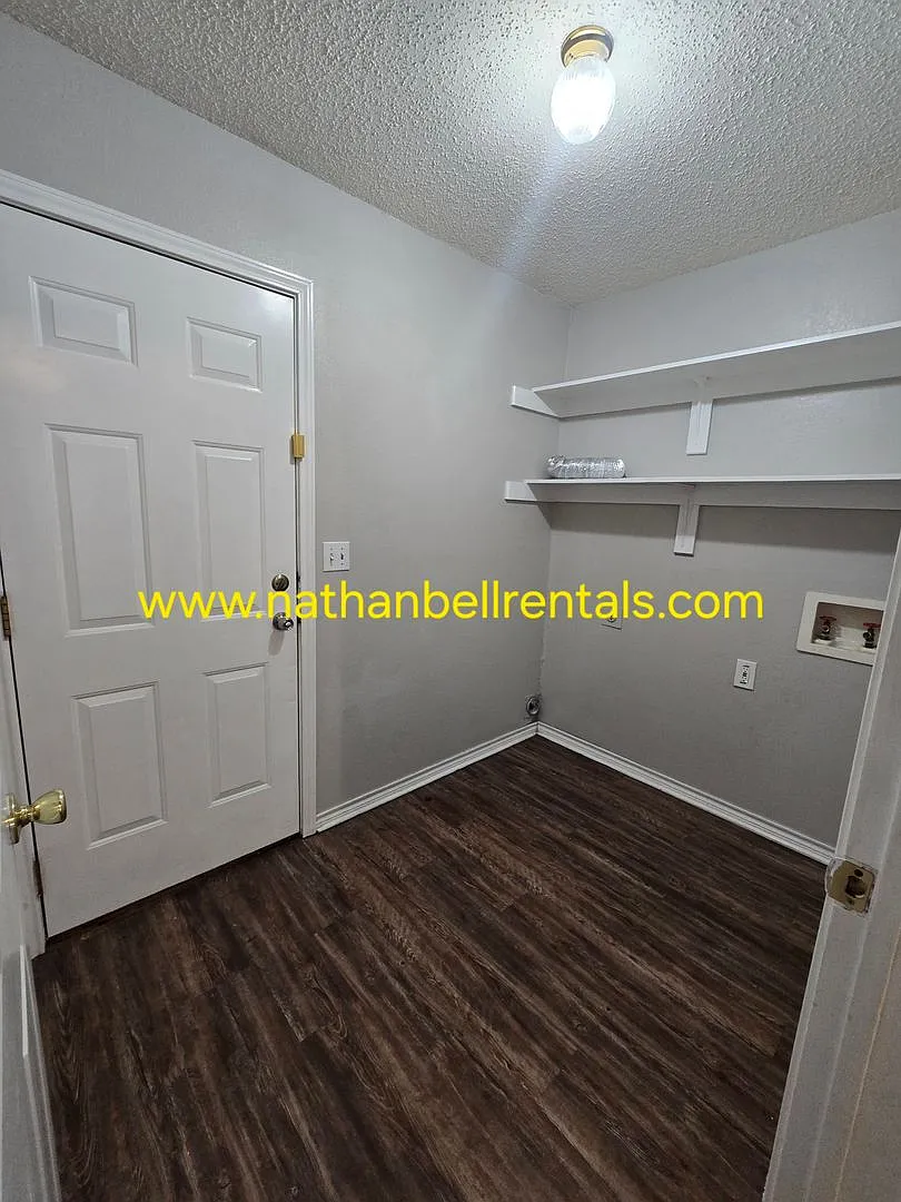 490 Kirkland Ln — Photo 2