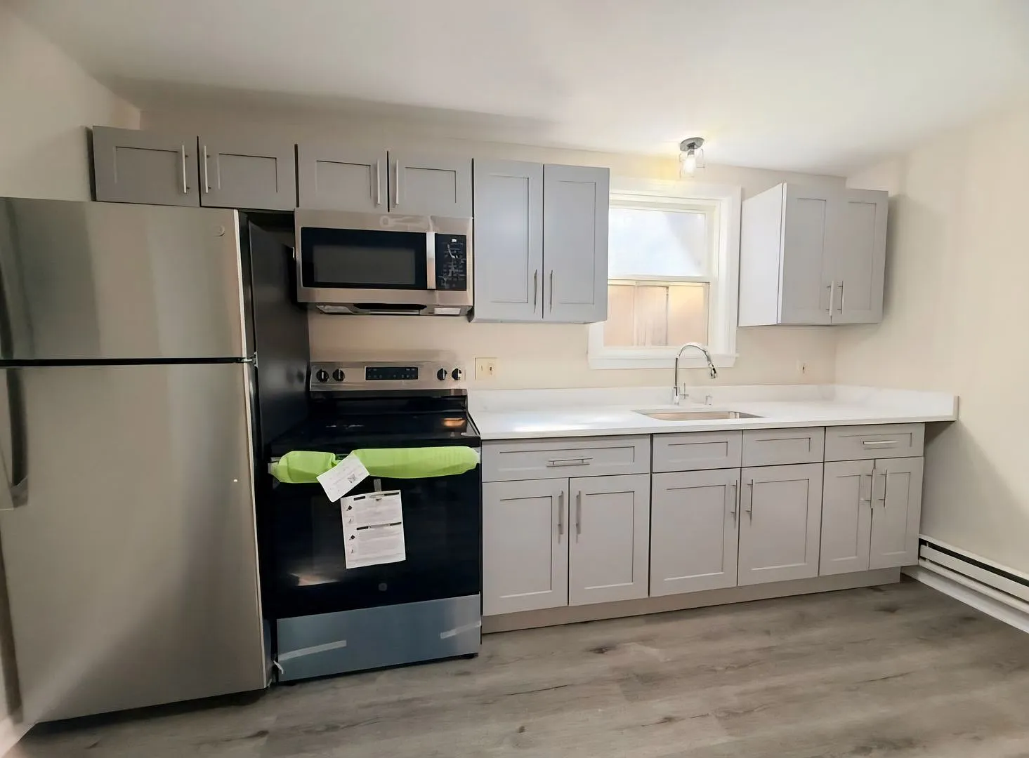 Three bedroom in Seymour- with reserved parking space — Photo 4