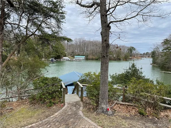 195 Pine Cv, Topping, VA 23169