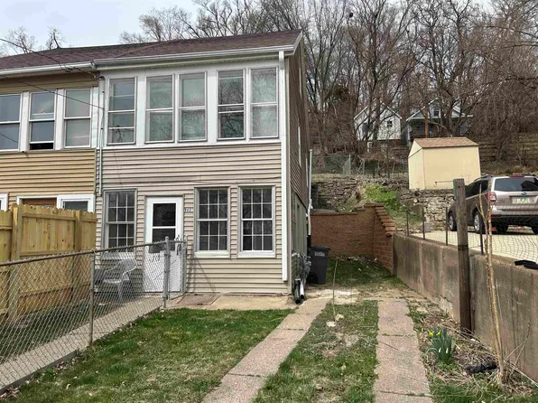 943 High Bluff St, Dubuque, IA 52001